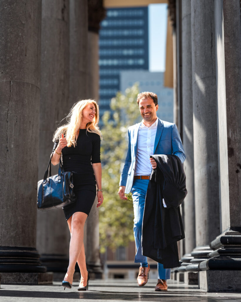 Hilde Terpstra en Ersen Albayrak zijn vrolijk in gesprek voor het gerechtshof in Leeuwarden