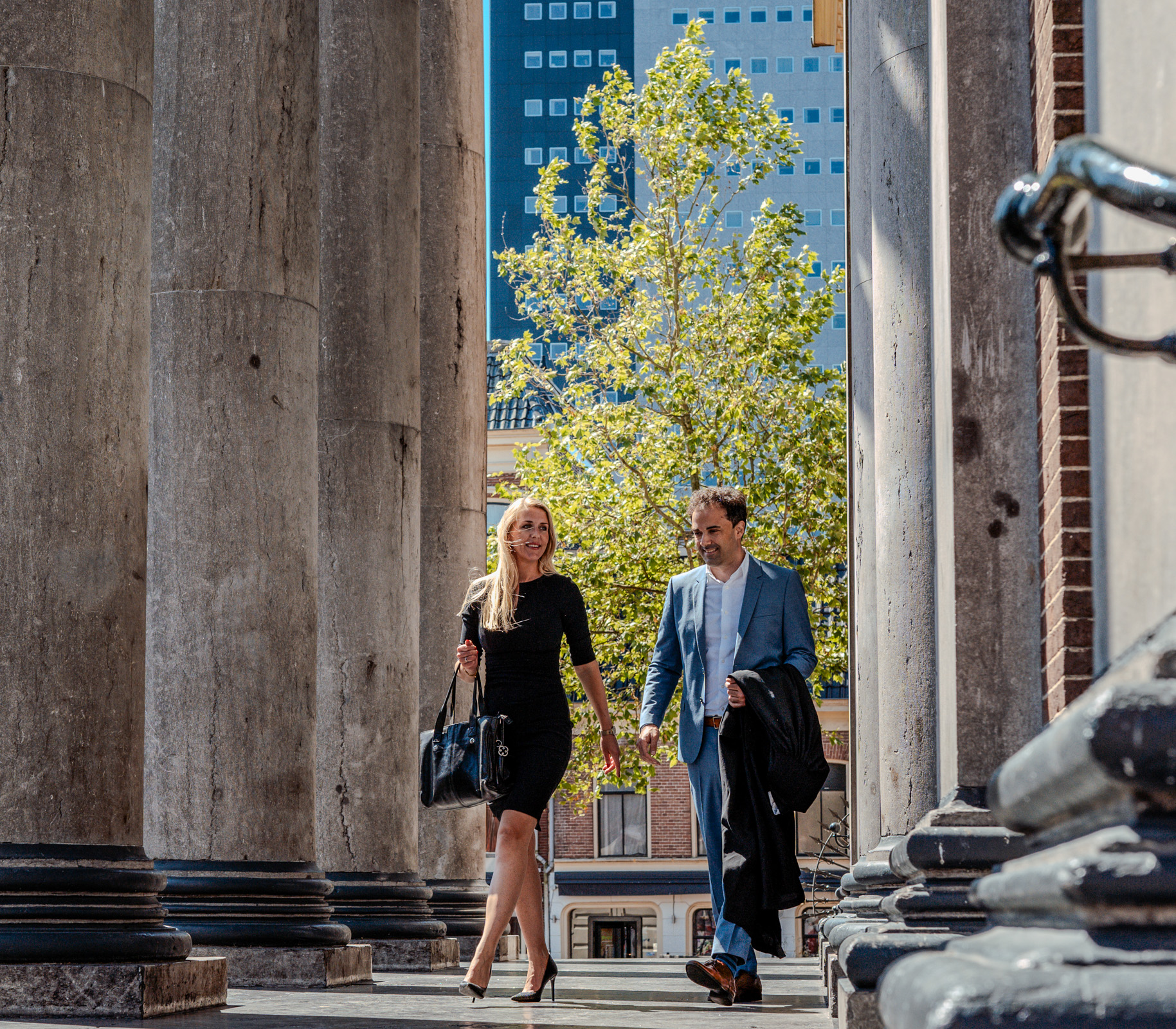 Hilde Terpstra en Ersen Albayrak lopen tussen de zuilen van het Gerechtshof in Leeuwarden