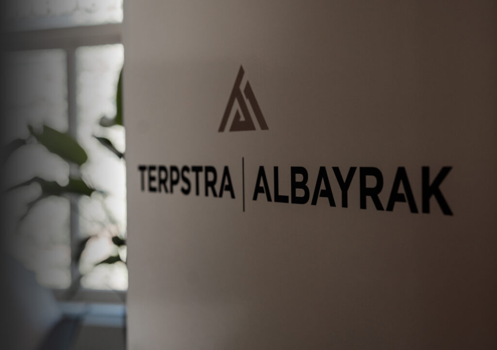 Het logo van Terpstra | Albayrak in het pand in Leeuwarden