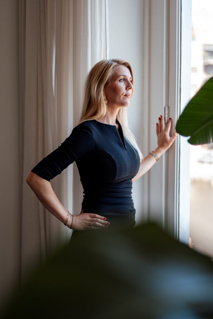 Hilde Terpstra kijkt uit het raam van hun kantoor